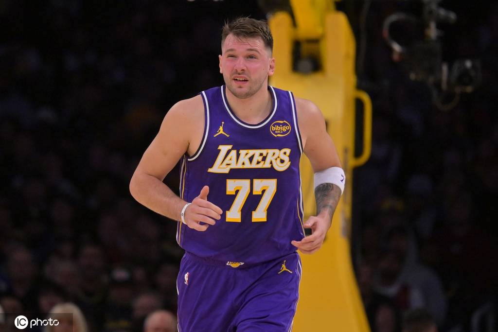 湖人被马刺残阵打到七寸 老詹重掌球权拖累里夫斯?