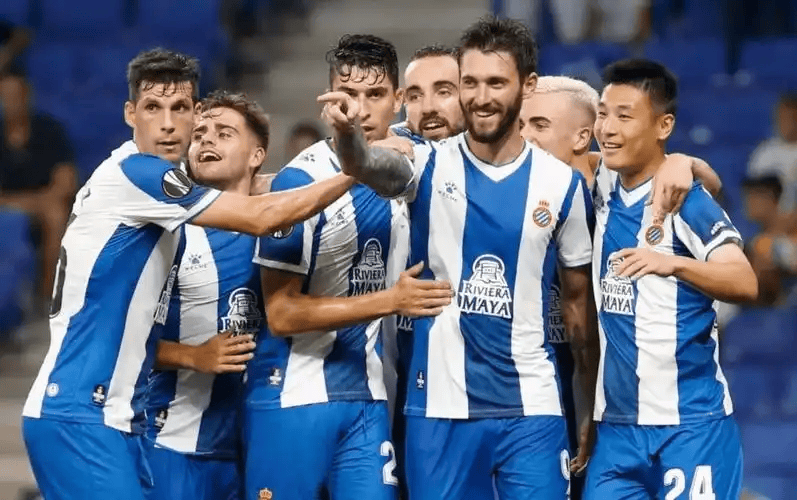 西甲焦点战：皇家社会主场迎战领头羊巴萨